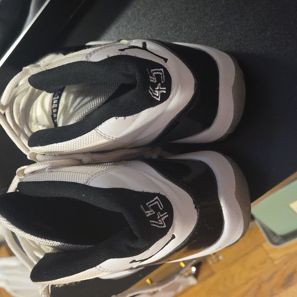 Jordan Athletic Shoes Black and White - Picture 2 of 3